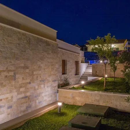 Luxury Poolside Villa *