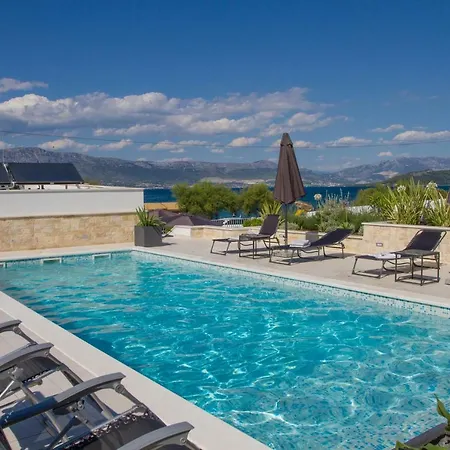 Luxury Poolside * Slatine