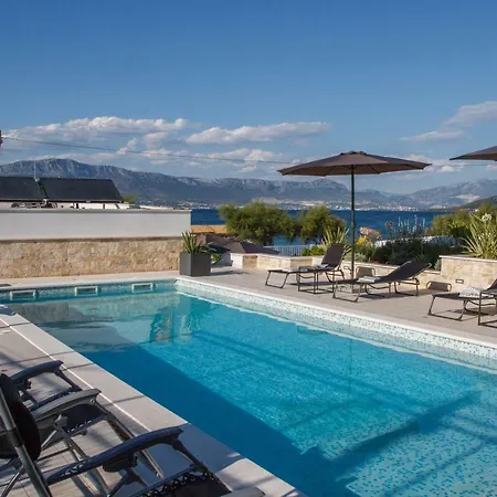 Luxury Poolside Slatine