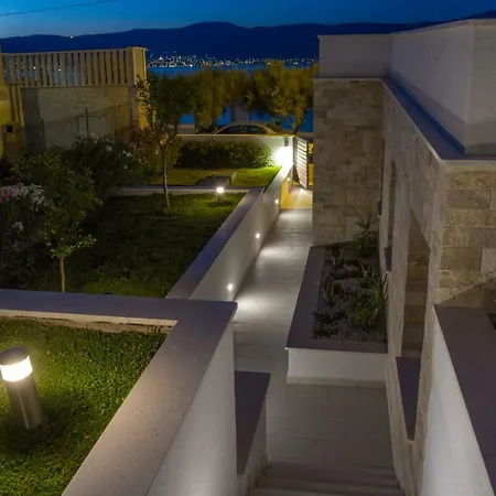 Villa Luxury Poolside