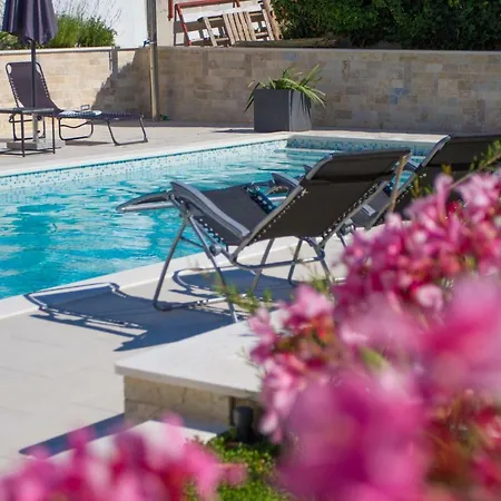 Luxury Poolside Slatine