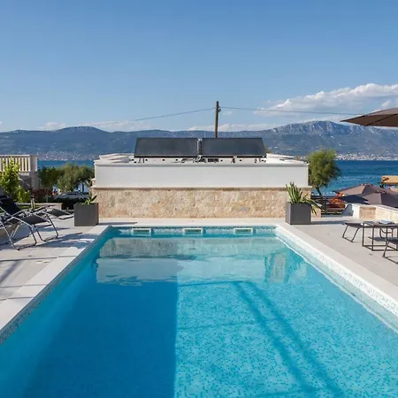 Villa Luxury Poolside Slatine