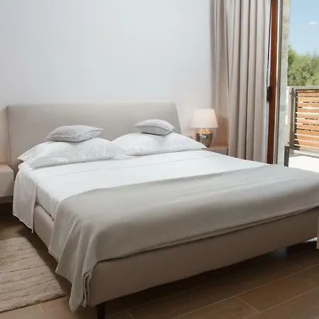 Luxury Poolside Vila Slatine