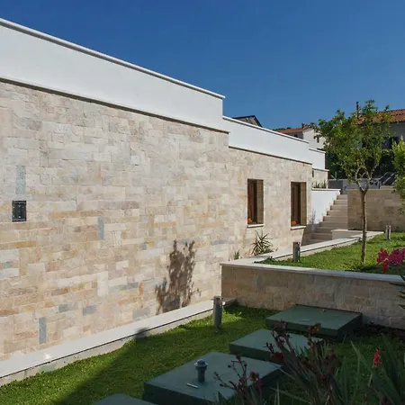 Luxury Poolside Vila