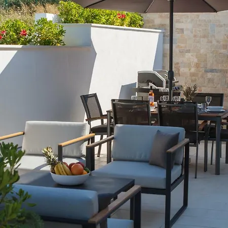 Luxury Poolside Vila Slatine