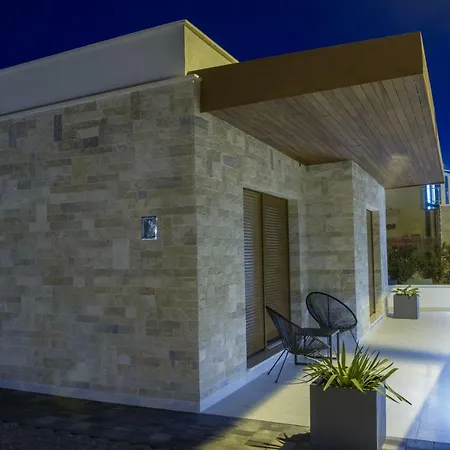 Luxury Poolside Vila Slatine