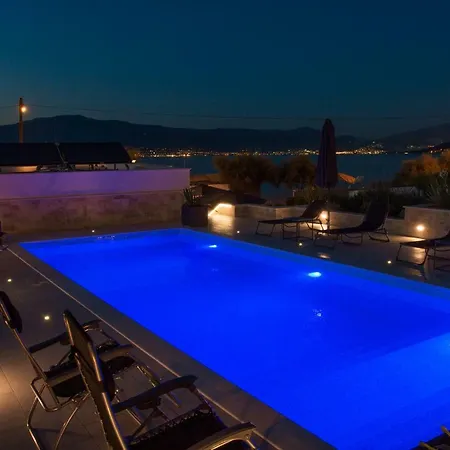 Luxury Poolside Vila Slatine