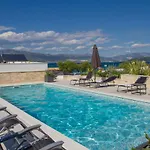Luxury Poolside * Slatine